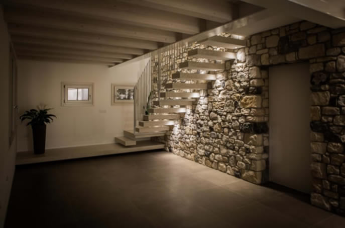 Come illuminare le scale nel segno dell'eleganza e del design