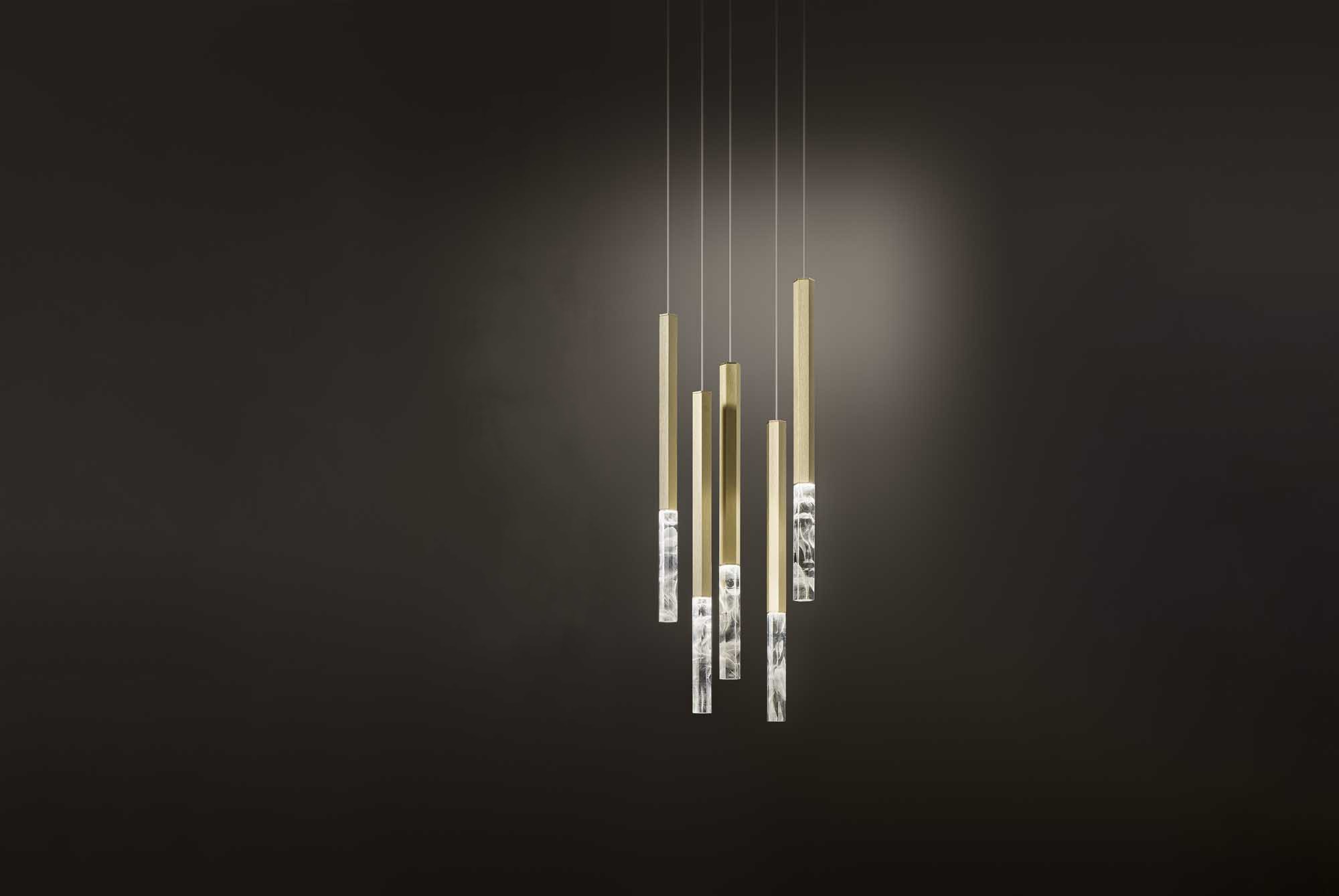 OLEV_SHINE_VERTICAL_PLUMAGE_os_ottone_orizzontale_sospensione_esagonale_piume_plexiglass