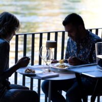 OLEV_TEE_ristorante_impronta_esterno_tavolo_lampada_batteria_senza_fili_giardino_ricaricabile_design_sadler