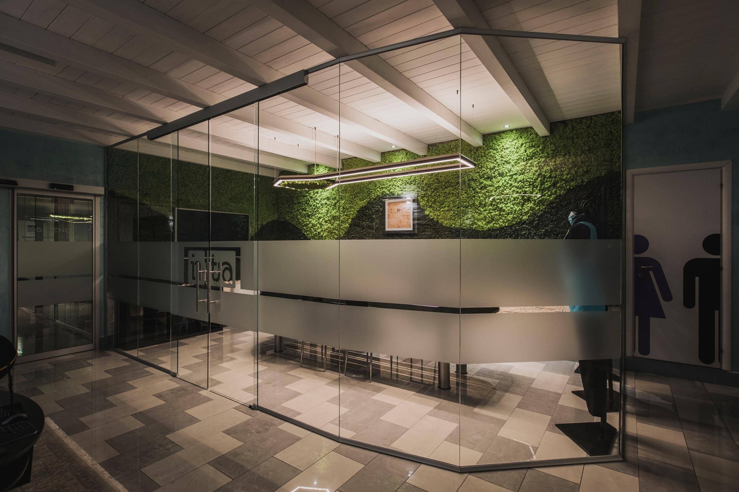 OLEV_GREEN_custom_uffici_licheni_fonoassorbente_intra (2)_ILLUMINAZIONE_FONOASSORBENTE_RUMORI_sala_riunione_licheni_muschio