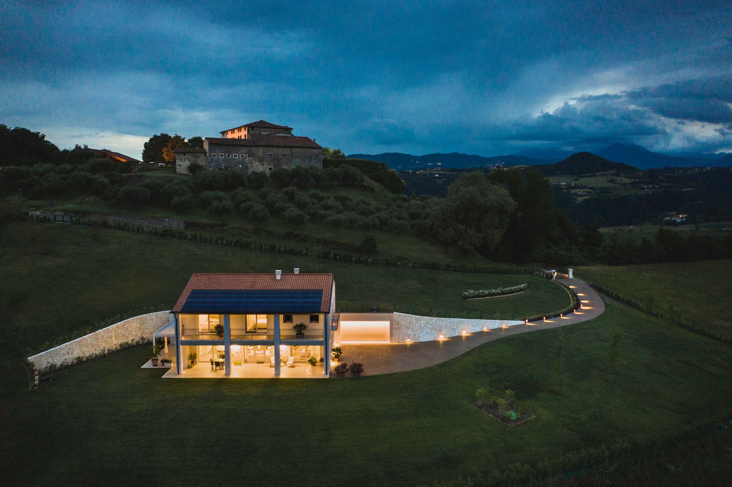 esterno _vialetto (1)_casale_moderno_riva