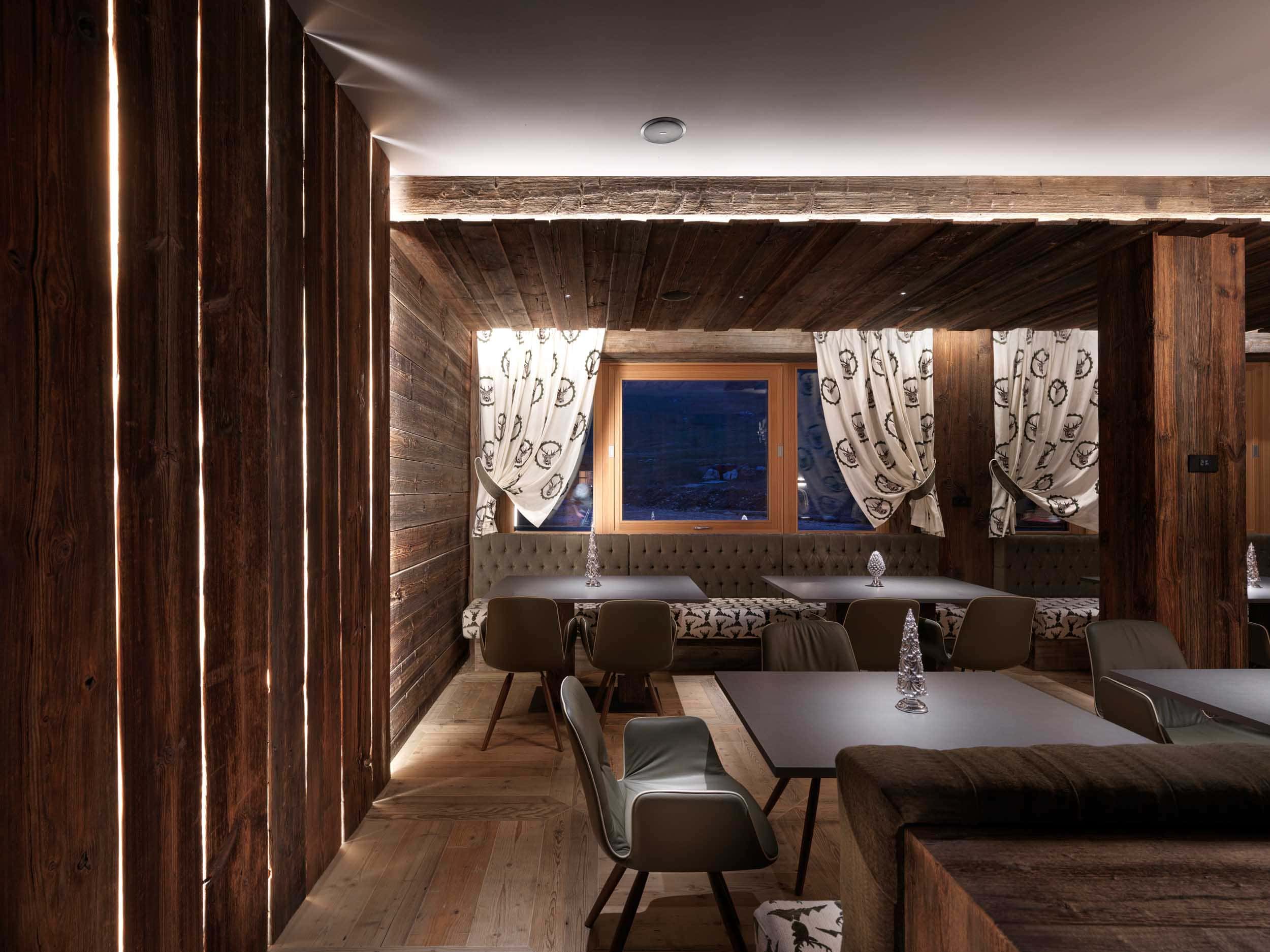 Olev - illuminazione per ristorante in legno